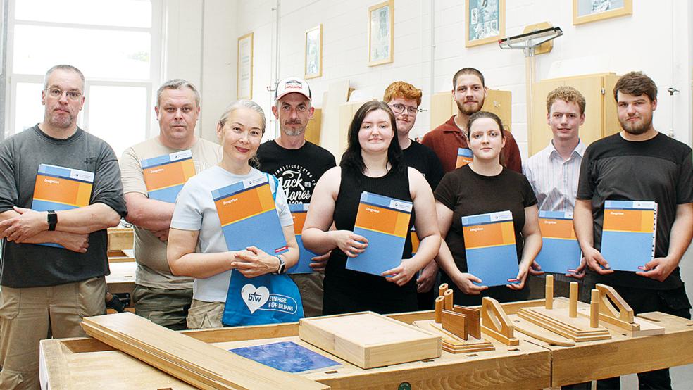 Freuen sich, dass sie ihre Tischler-Lehre erfolgreich bestanden haben: Andreas Mülder (von links), Dennis Rathke aus Weener, Gulnara Kuzbayeva, Iwan Bokk, Jessica Benning, Finn Tjardes, Finn Leander Fröhlich, Helle Deecken, Simon Binoit und Patrick Ubben. Es fehlen: Philipp-Benjamin Ruzek und Leon Schmidt.  © Foto: HWK