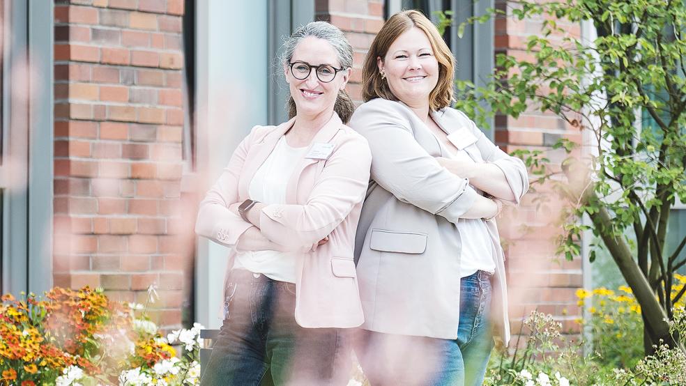 Sie übernehmen gemeinsam die Pflegedienstleitung im Borromäus Hospital in Leer: Philine Popken de Freyle (links) und Nina Blanke-Buretzek.  © Foto: Borromäus Hospital 