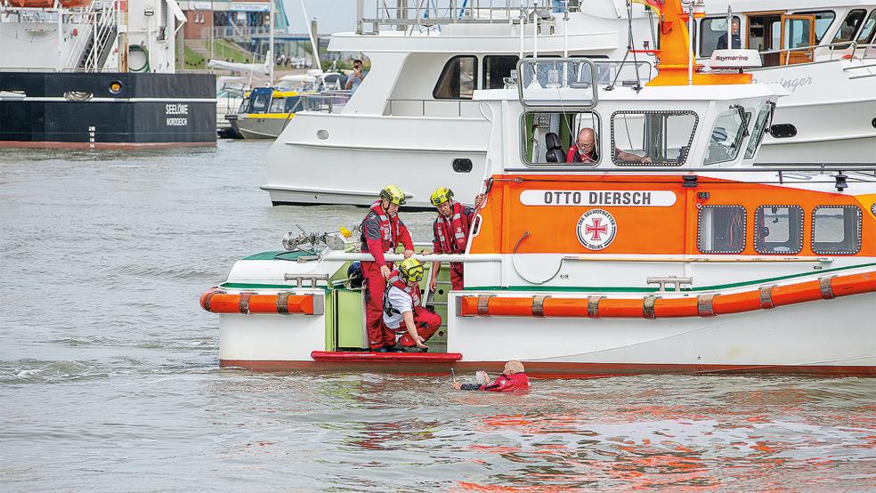 Die Bergung eines Menschen aus dem Wasser mit dem Seenot­rettungsboot »Otto Diersch« wurde von der Freiwilligen-Station Norddeich demonstriert.  © Foto: Stöver/Die Seenotretter