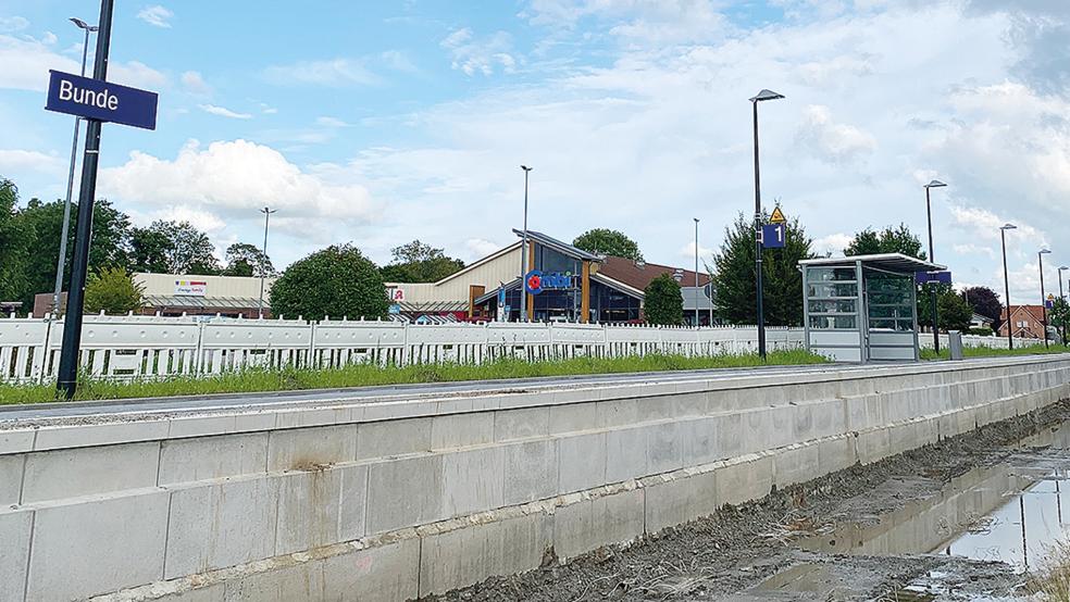 Fast schon komplett - nur die Schienen fehlen. Der Haltepunkt Bunde ist bereits voll ausgestattet - inklusive Ortsschild.  © Foto: Hanken