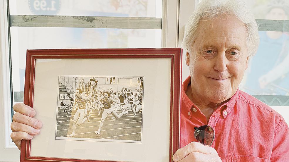 Stolz präsentiert Dieter Brink ein Foto von seinem Zieleinlauf bei den Deutschen Meisterschaften in Gelsenkirchen (er ist im Hintergrund zu erkennen). Über den sportlichen »Ausrutscher« vor 50 Jahren kann er mittlerweile schmunzeln.  © Foto: Hanken