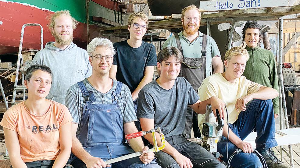 Aus ganz Deutschland kommend werden zur Zeit (von links, oben) Rene Janssen, Konrad Pretzsch, Torge Jans und Jasmin Westphal sowie (unten) Cornelia, Moritz Schmid, Felix Müller und Emil Müller auf der Bültjer Werft für den Bootsbau ausgebildet.  © Foto: Kuper