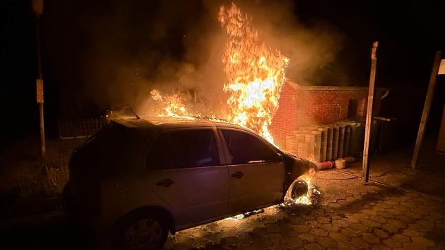 28 Feuerwehrleute löschen brennendes Auto