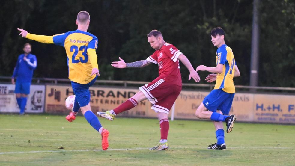 Der entscheidende Moment: Stephan Eling (rotes Trikot) trifft zum 3:2-Endstand. © Born