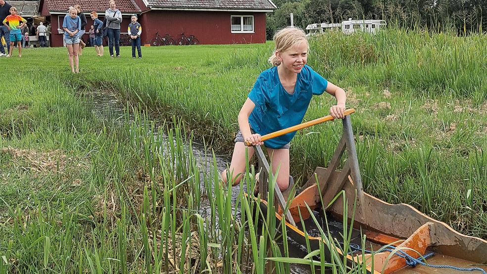 Mit dem Pulsstock über den wassergefüllten Graben: Hier versucht Elise Kollöffel ihr Glück.  © Fotos: Heimaterein Dollart