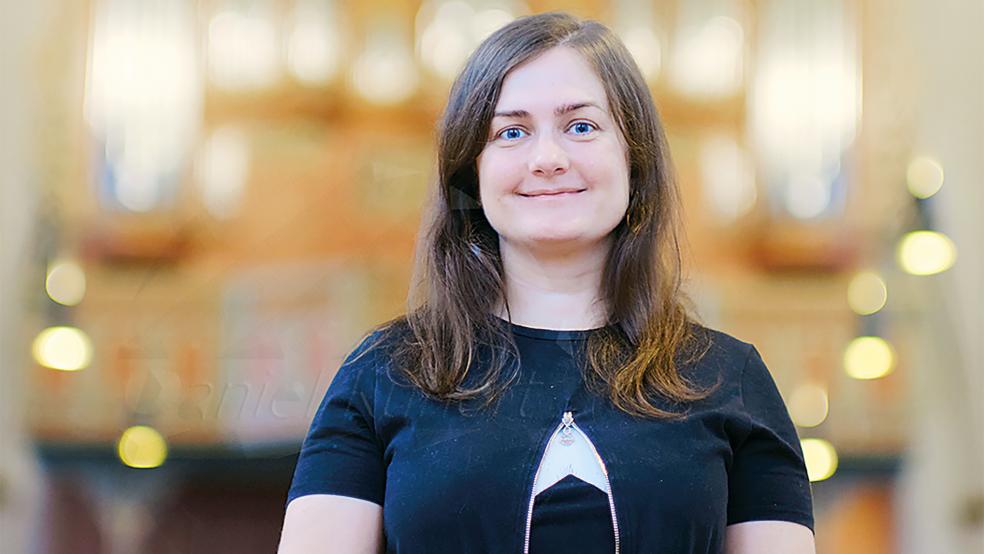 Alina Kushniarova spielt am Sonntag an der Schnitger-Orgel der Georgskirche in Weener.  © Foto: privat