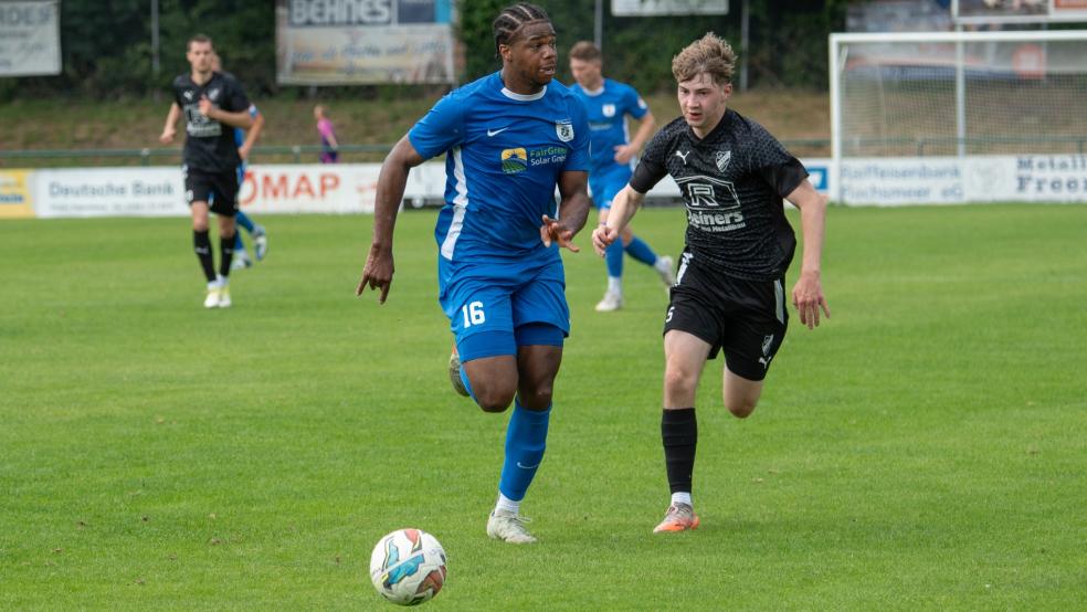 Papenburg mit Gabriel Bamezon (links) und Firrel mit Fynn Dierks trafen erst am 31. Mai aufeinander. Blau-Weiß schlug Grün-Weiß in dieser Partie mit 3:1. © Zuidema