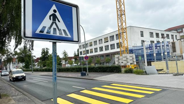 Tempo 30 und Fußgängerweg vor Klinikum