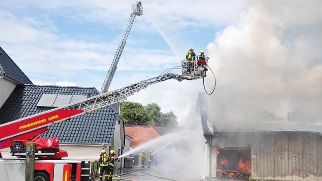 Großfeuer zerstört Halle in Warsingsfehn
