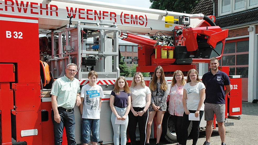 Die »Patenkinder« besuchen während des Politikerpaten-Projektes nicht nur das Rathaus oder den Bauhof, sondern auch die Feuerwehr. Links im Bild Politikerpate Helmut Geuken.  © Foto: Archiv