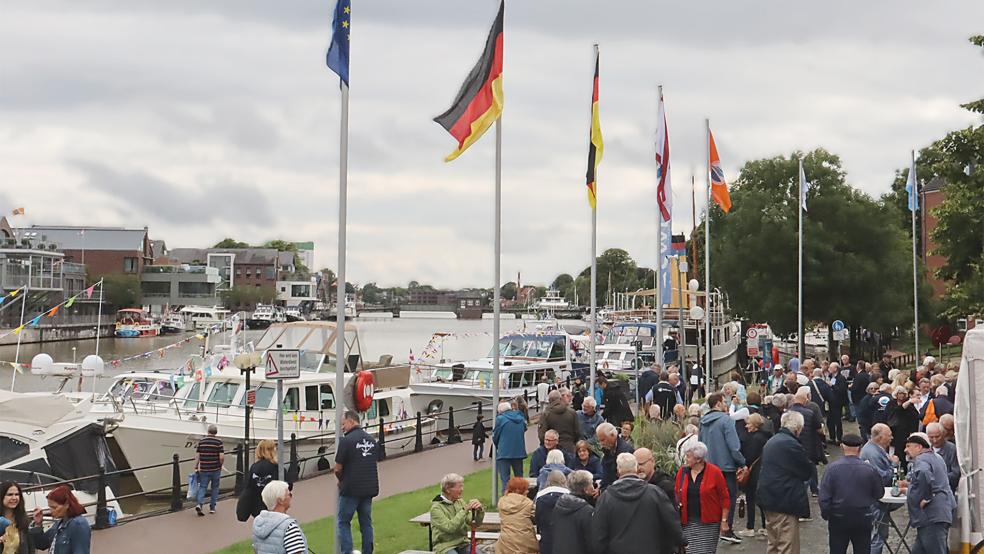 Mit der Flaggenparade ist am gestrigen Freitag das Tourenskippertreffen »Leer maritim« eröffnet worden.  © Fotos: Ammermann