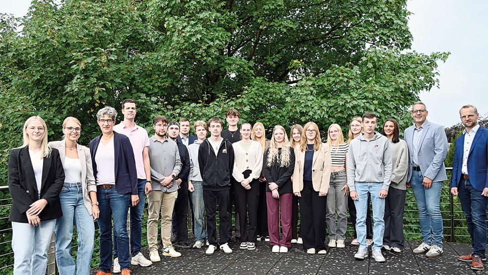 Beim Landkreis Leer haben gestern 16 Männer und Frauen ihre Ausbildung begonnen. Sie erlernen in der Kreisverwaltung unterschiedliche Berufe – werden Inspektor- und Sekretäranwärterinnen und -anwärter, Verwaltungsfachangestellte, Straßenwärter sowie Fachinformatiker. Die Erste Kreisrätin Jenny Daun (Dritte von links) hat die neuen Auszubildenden begrüßt.  © Foto: Landkreis Leer