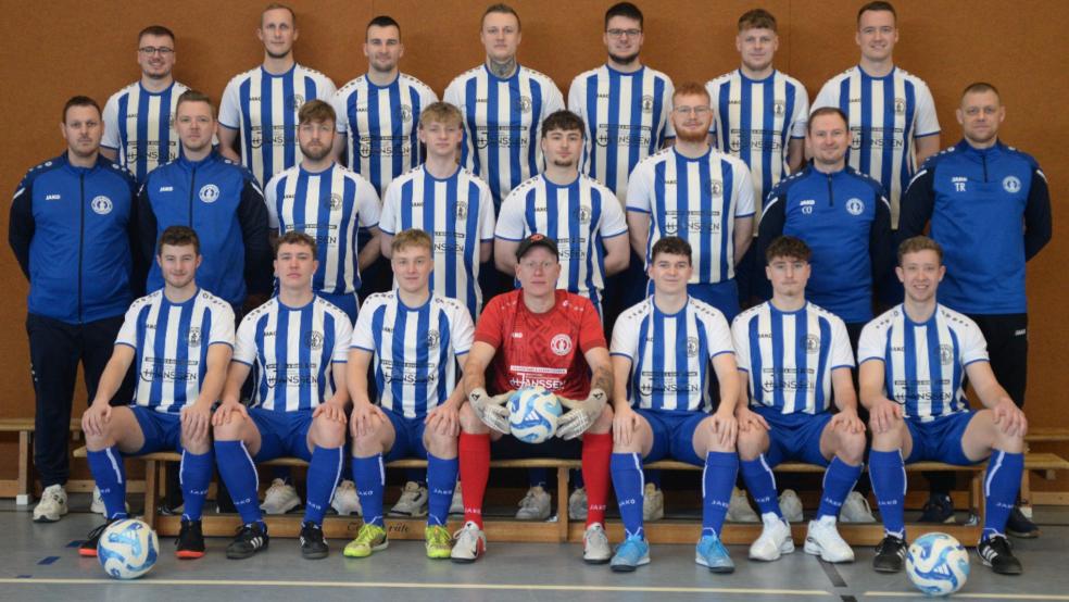 Die 1. Herren des Sportfreunde Möhlenwarf in der Saison 25/26. Obere Reihe von links: Jonas Krüger, Gerd Siemens, Matthias Steenhardt, Wolfgang Saathoff, Domenik Bosma, Kevin Klüver und Marc Heijenga. Mittlere Reihe von links: Betreuer Jens Kappernagel, Co-Trainer Sebastian Schmieder, Jens Hagen, Joris Theile, Luca Hartog, Thorben Haken, Co-Trainer Thomas Cassens und Trainer Pascal Walker. Untere Reihe von links: Luka Holtkamp, Keno Sonnenberg, Pascal Frey, Jens Diddens, Marcel Jäschke, Bahne Hilbrands und Lucas Sonnenberg. Es fehlen: Joost Diepen, Marcel Frey, Andre Voss, Eric Schoormann und Mattis Schmidt. © Born