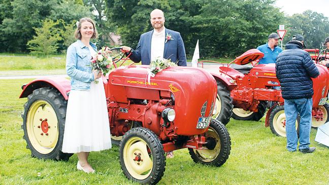 Rote Trecker als besonderes Spalier