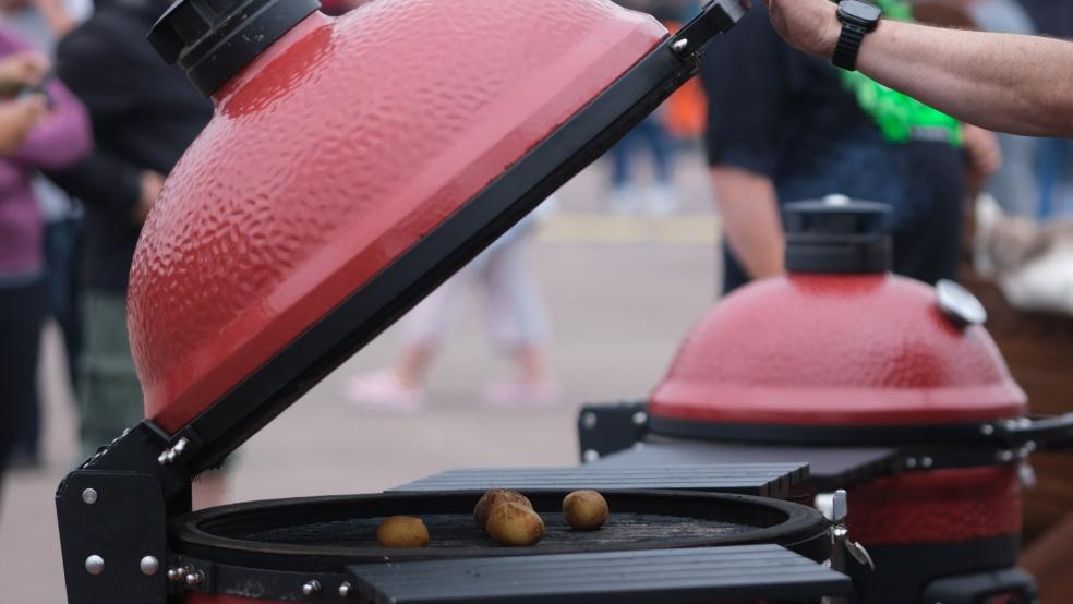 Grillanzünder wurden auf ein Auto gelegt und angezündet. © dpa