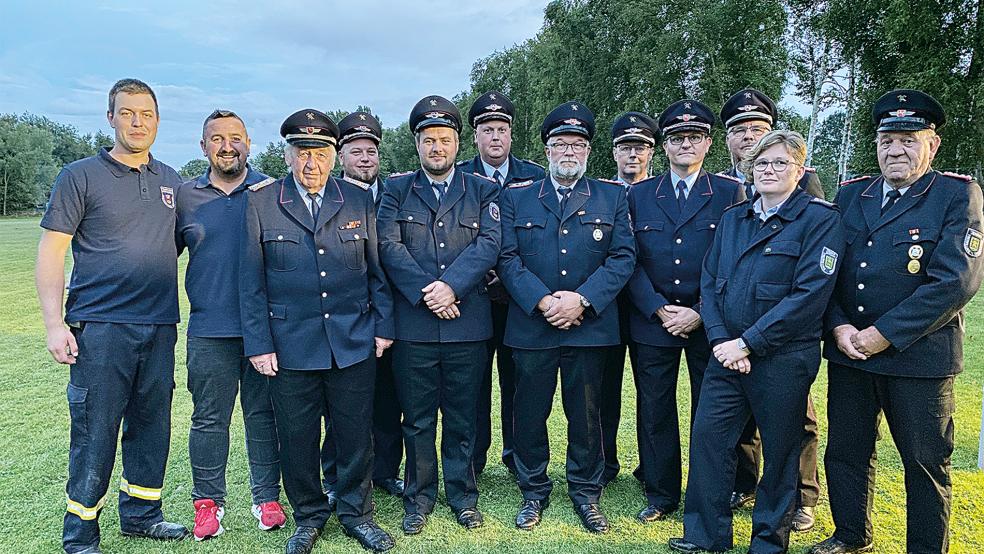Thomas Müller und Andreas Groen (von links) als Gastgeber mit den Schiedsrichtern Heinrich Akkermann, Daniel Schmidt, Wenko Kuper, Marco Koenen, Jens Kotte, Joachim Rand, Thomas Heyen, Peter Lüppens (Bahnleiter), Jennifer Sonneson und Heinz Berghaus. © Kuper