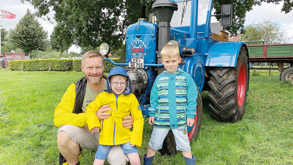 Rainer Wenninga und seine Söhne Lüko und Lukas (rechts) besuchten auch den historischen Trecker T-01 Pampa von 1955.  © Kuper