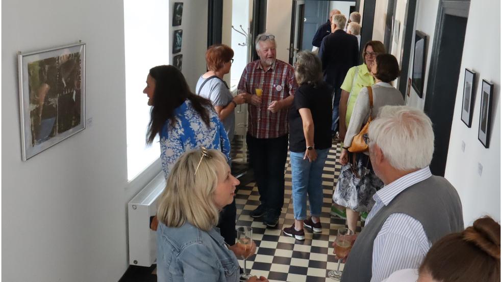 Viele Besucher waren schon bei der Ausstellungseröffnung ins Bürgerhaus in Jemgum geströmt.  © Foto: Ammermann