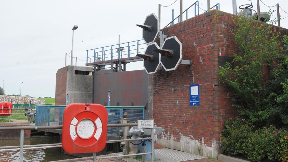Das Mauerwerk der Schleuse in Weener soll dieses Jahr saniert werden, im November werden die Arbeiten beginnen. © Hoegen