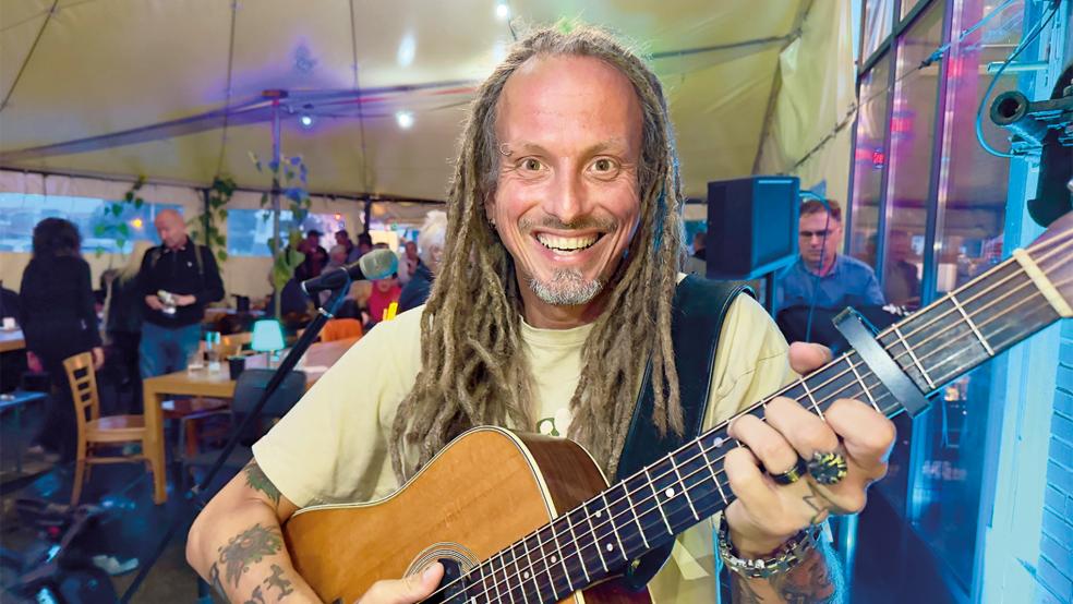Stark mit Stimme und Gitarre: Thomas Kümper.  © Foto: Bruins