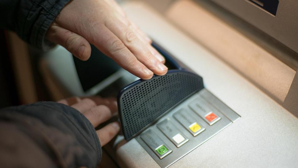 Mit der gestohlenen Bankkarte hob der Dieb Geld vom Konto der Frau ab. Hier ein Symbolfoto. © Pixabay