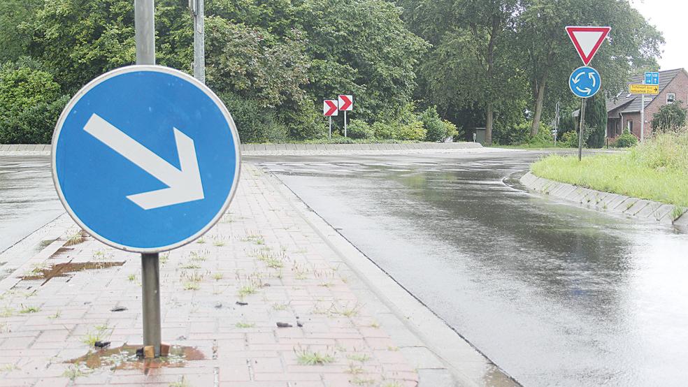 Radfahrer dürfen im Kreisel in Stapelmoorerheide nun nur noch rechts herum fahren. Unter anderem wurden vor Kurzem die Schilder entfernt, die das Befahren in beide Richtungen erlaubt haben.  © Foto: Busemann