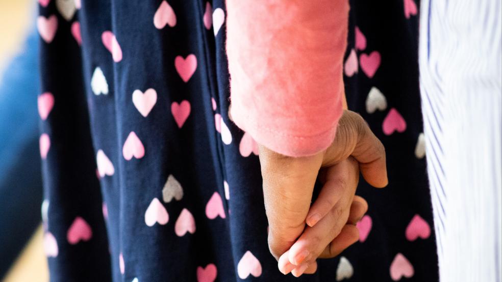 Überforderte Eltern, Vernachlässigung, Misshandlung: In solchen Fällen bringen Jugendämter gefährdete Kinder vorübergehend unter. © Symbolfoto: dpa/Charisius