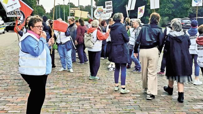 »Omas« protestieren gegen AfD