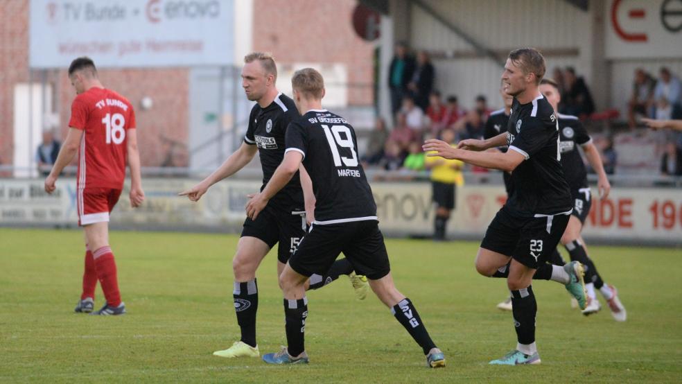 Der SV Großefehn (schwarze Trikots) stand zum Saisonende nicht nur in der Bezirksliga-Tabelle weit oben. Auch beim VGH Fairness-Cup sind die Ostfriesen auf Rang zehn von insgesamt 955 Mannschaften gelandet. © Born