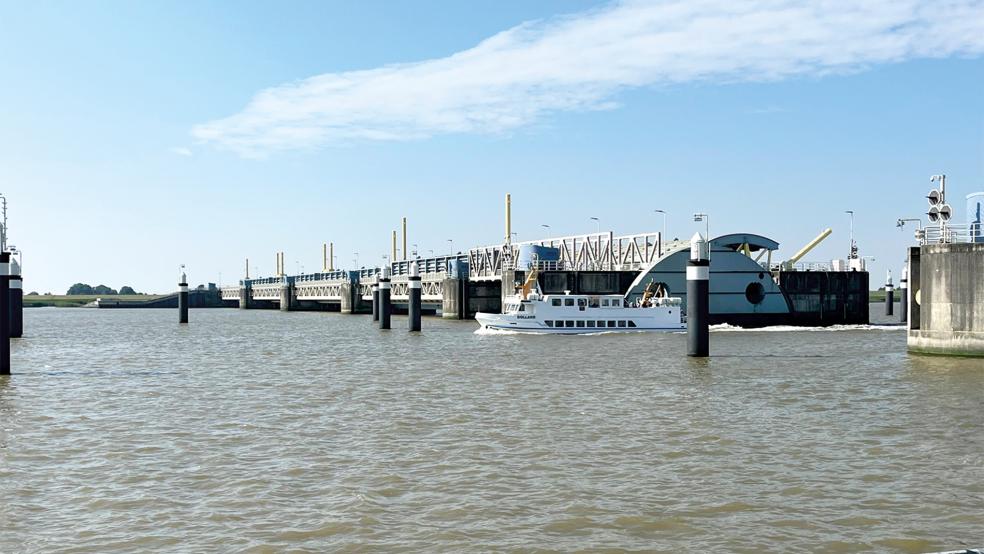 Das Fahrgastschiff »MS Dollard« passiert auf diesem Bild gerade das Emssperrwerk zwischen Nendorp und Gandersum.  © Foto: Tourismus GmbH Südliches Ostfriesland