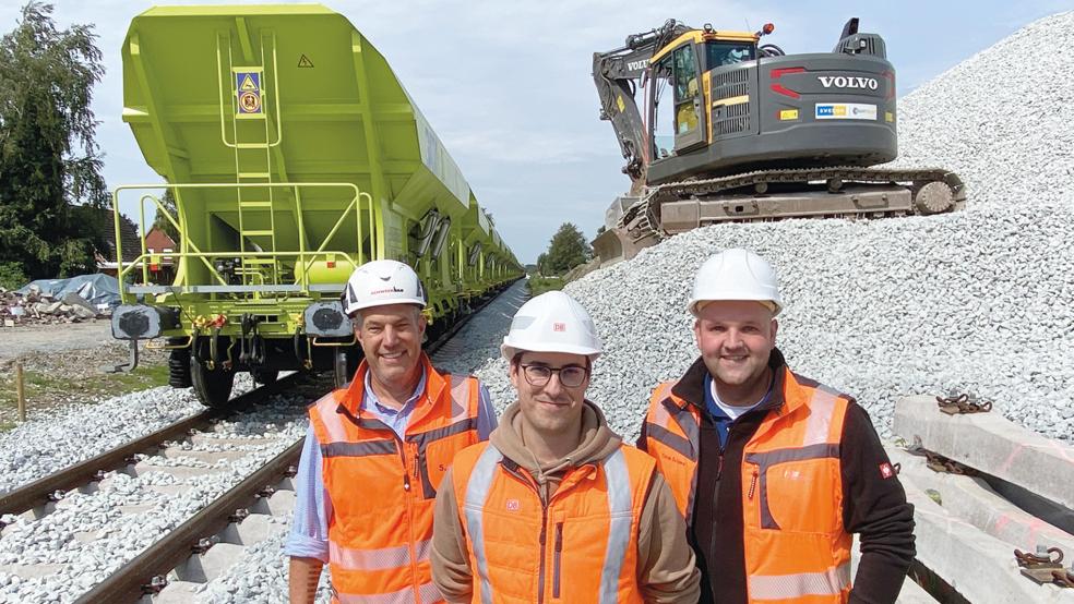 Viel Schotter haben Wunderline-Projektleiter Phil Pickert (Mitte) und seine Kollegen Sören Fahlke (Arbeitsgemeinschaft der Baufirmen, links) und Thomas Schawe (Bauüberwachung) derzeit in Weener zu beaufsichtigen.  © Fotos: Hanken