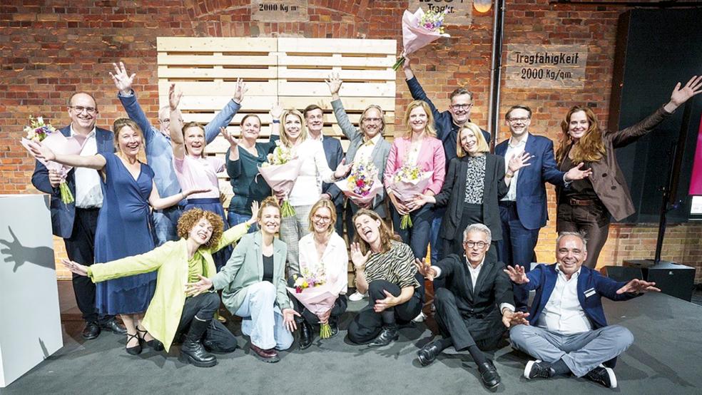 Die Stadt Papenburg erhielt den Award beim 11. Zukunftskongress Staat & Verwaltung in Berlin.  © Foto: Wegweiser Media & Conferences GmbH/Simone M