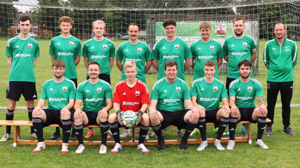 Die 1. Herren des BSV Bingum in der Saison 25/26. Obere Reihe von links: Joel Harms, Tim Gödecke, Luca Cordes, Matthes Mohr, Marvin Dunayski, Desney Laminga, Oscar Zechner und Trainer Christian Rösner. Untere Reihe von links: Jason Gerdes, Kai Wilken, Henrik Jütting, Steffen Sonnenberg, Reiner Jütting und Leon Fernandez. Es fehlen: Reent Groeneveld, Leonid Lang, Wenko Kromminga, Joost Bakker, Simon Plösch, Joost Dirksen, Yannic Nitz, Till Landheer, Richard Daubert, Kai Adler, Tobias Weber, Leonard Jansen, Nepomuk Vahlhaus, Mika Vry, Tom Benkendorf, Hendrik Watzema, Sören Ammersken, Niklas Ammersken, Jannis Fischer, Thilo Köhnke, Matthis Jansen und Florian Mühlenbrock. © Ammermann
