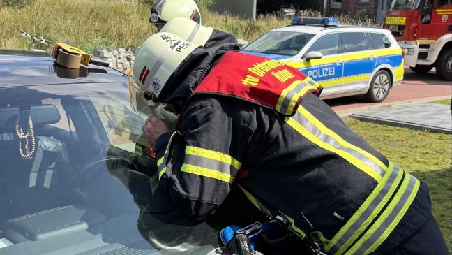 Feuerwehr befreit Kleinkind aus Wagen