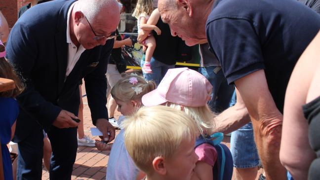 Marktbesucher strahlen mit Sonne um die Wette 