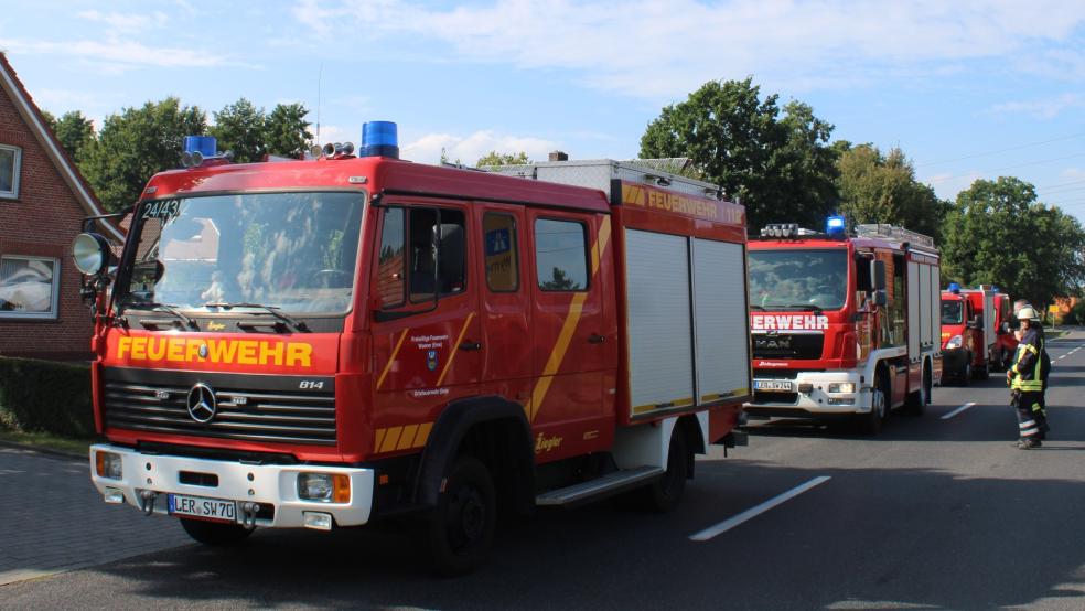 Die Feuerwehr Oberrheiderland war heute Nachmittag in der Dorfstraße in Stapelmoorerheide gefordert. © Foto: Rand/Feuerwehr