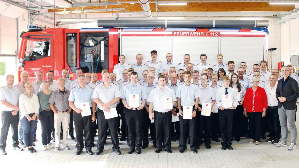 Rund 40 der 60 ausgezeichneten Feuerwehrleute konnten die Ehrung persönlich entgegennehmen.  © Foto: Rand/Feuerwehr