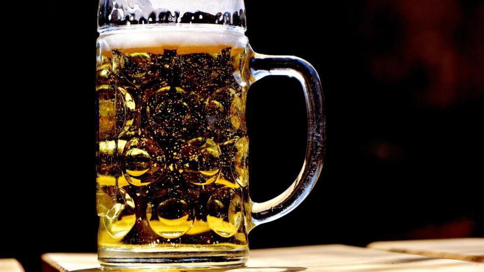 Ein Bierkrug flog gegen die Scheibe eines Wohn- und Geschäftshauses in Weener. © pixabay (Beispielbild)