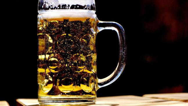 Bierkrug gegen Scheibe in Weener geworfen
