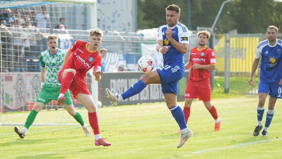 Tido Steffens (am Ball) traf zum ganz frühen 1:0 für Kickers. © Mennenga