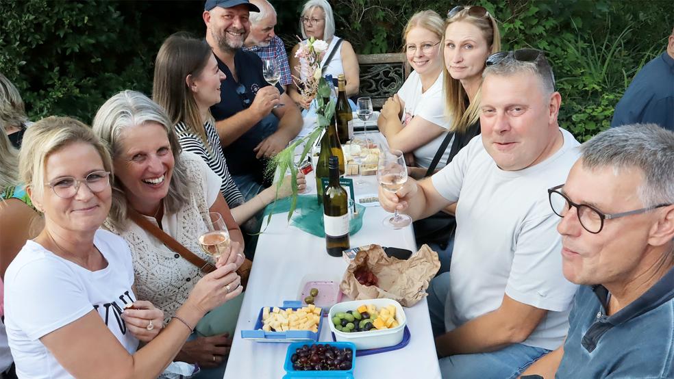 Ausgesuchte Weine, dazu Käse und Trauben als »Fingerfood« - diesen Weinfest-Besuchern gefällt das.  © Fotos: Ammermann