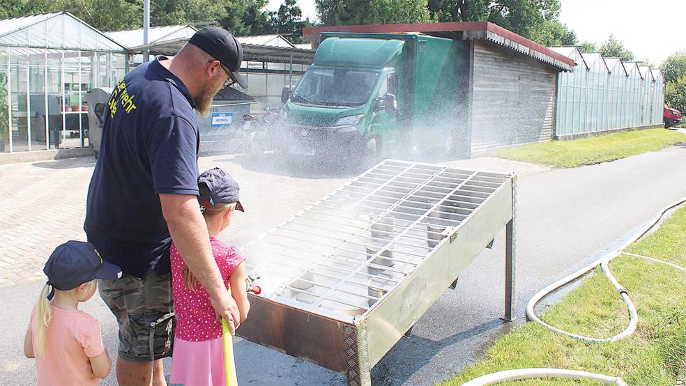 Die Kinder konnten an verschiedenen Stationen und Wasserspielen ihre Geschicklichkeit unter Beweis stellen.  © Foto: Rand/Feuerwehr