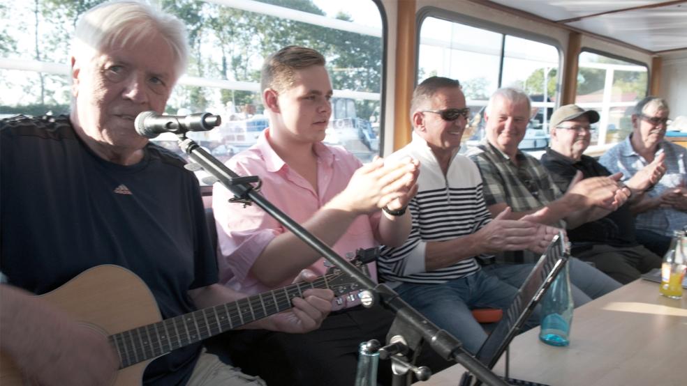 Sorgten mit »Schgangsongs« wie Bottermelk Tango« und »Lübbo Patent« für Stimmung an Bord (von links): Enno Jakobs und Nico Weers.  © Fotos: Privat 