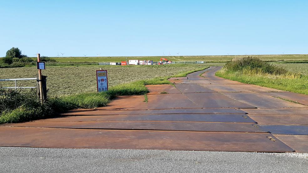 Diese Baustelle von TenneT in Ditzum wird gerade aufgelöst, die Arbeiten an einem hier verlegten Strom-Landkabel sind mittlerweile beendet.  © Foto: Eva Hollender