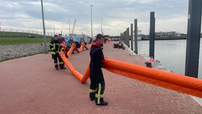 Dieselkraftstoff verunreinigt Hafenbecken in Norddeich