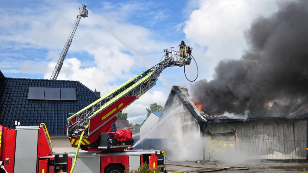Ein Großaufgebot an Einsatzkräften war am 1. August in Warsingsfehn bei der Brandbekämpfung im Einsatz. © Wolters