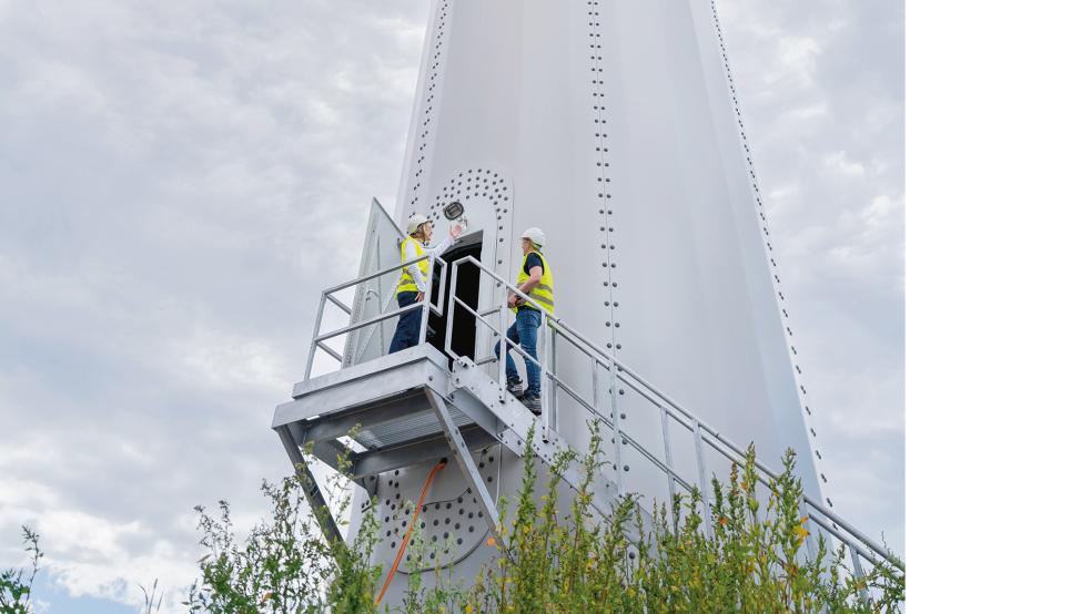 Enercon Turmproduktmanagerin Maria-Josefa Brand besuchte mit WestWind Energy Projektleiter Gerrit Bokelmann die erste Windenergieanlage mit emissionsreduziertem Stahlturm in Deutschland im Windpark Diepholzer Bruch.  © Foto: Enercon