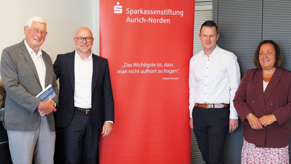 Haben wieder ein abwechslungsreiches Programm zusammengestellt (von links): Der Gründer der Wissenschaftstage, Josef Antony, und der Vorstandsvorsitzende des Hauptsponsors der Sparkasse Aurich-Norden, Oliver Löseke, sowie Patrick Arians (Berufsbildende Schulen 2) und Claudia Groen (Gymnasium Aurich).  © Foto: Jürgens