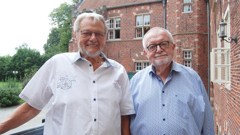 Hans Fricke, stellvertretender Vorsitzender der Volkshochschule (links), und der langjährige Vorsitzende Jörg Furch werden sich jetzt aus dem VHS-Vorstand verabschieden.  © Foto: Hoegen