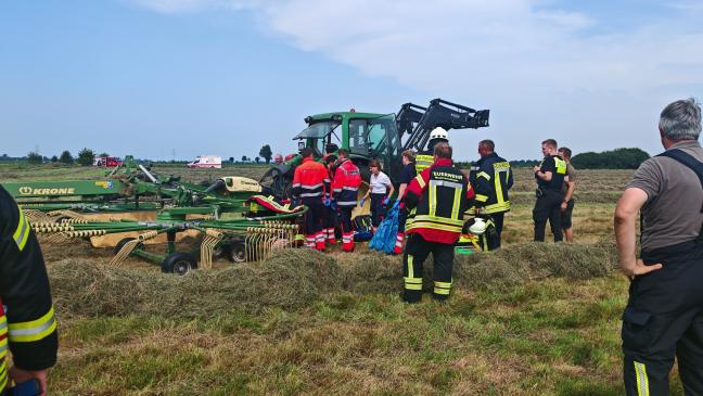 Landwirt stürzt in Maschine und verletzt sich